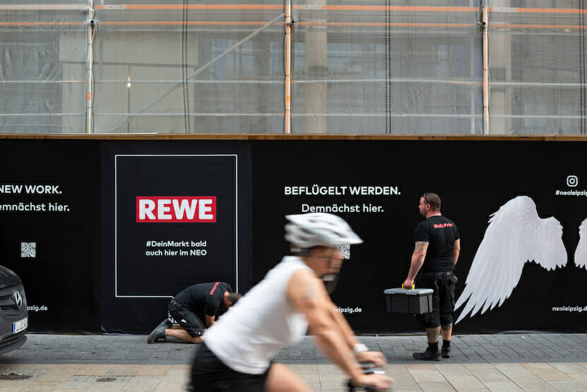 Anbringung_Baustellenfassade_Rewe_20