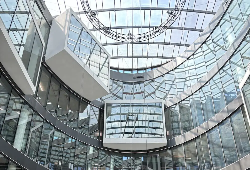 Ansicht vom Atrium mit Blick gen Himmel im NEO