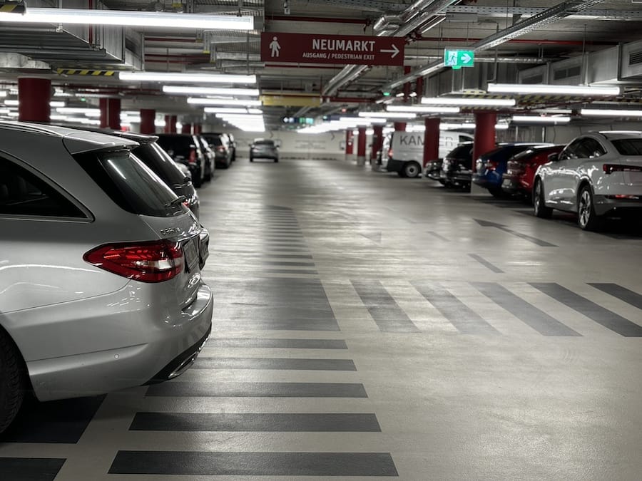 Blick in eine Parkhaus-Etage mit parkenden Autos im NEO