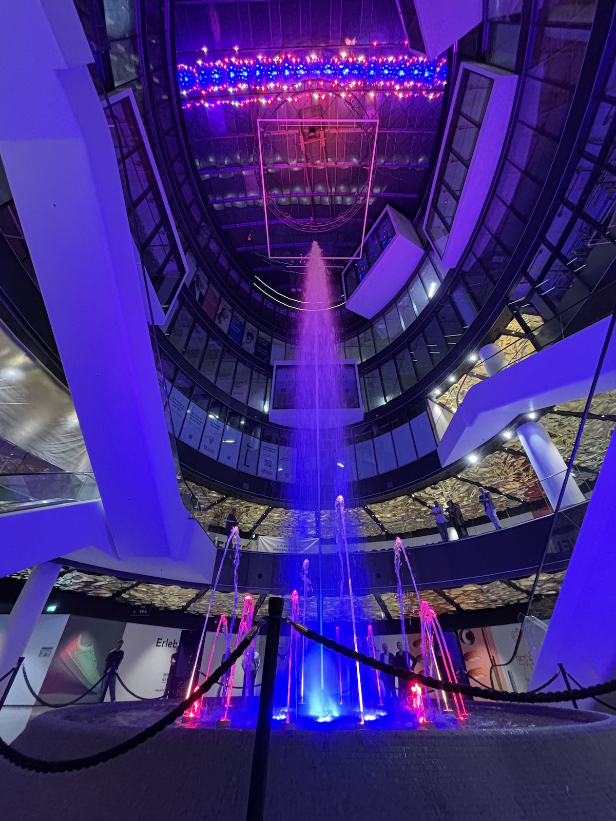 Brunnen im NEO mit Lichtshow