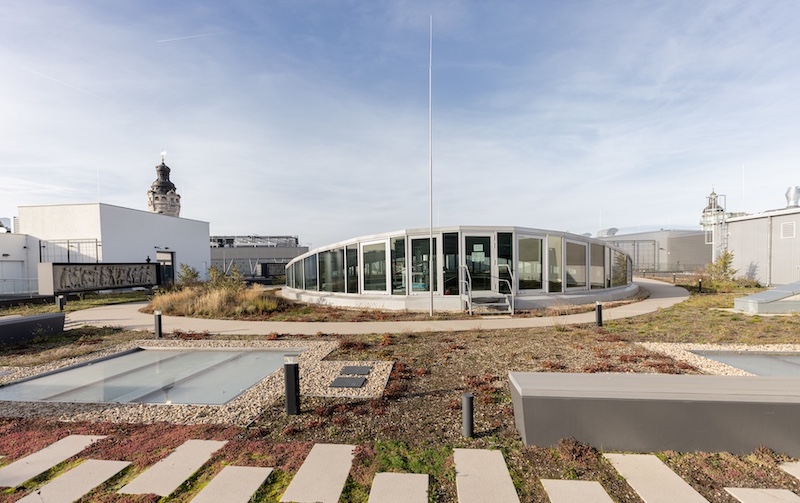 Dachgarten vom NEO Leipzig mit blauem Himmel