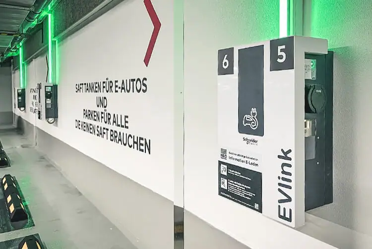 Grün leuchtende E-Ladesäulen im NEO Parkhaus Neumarkt