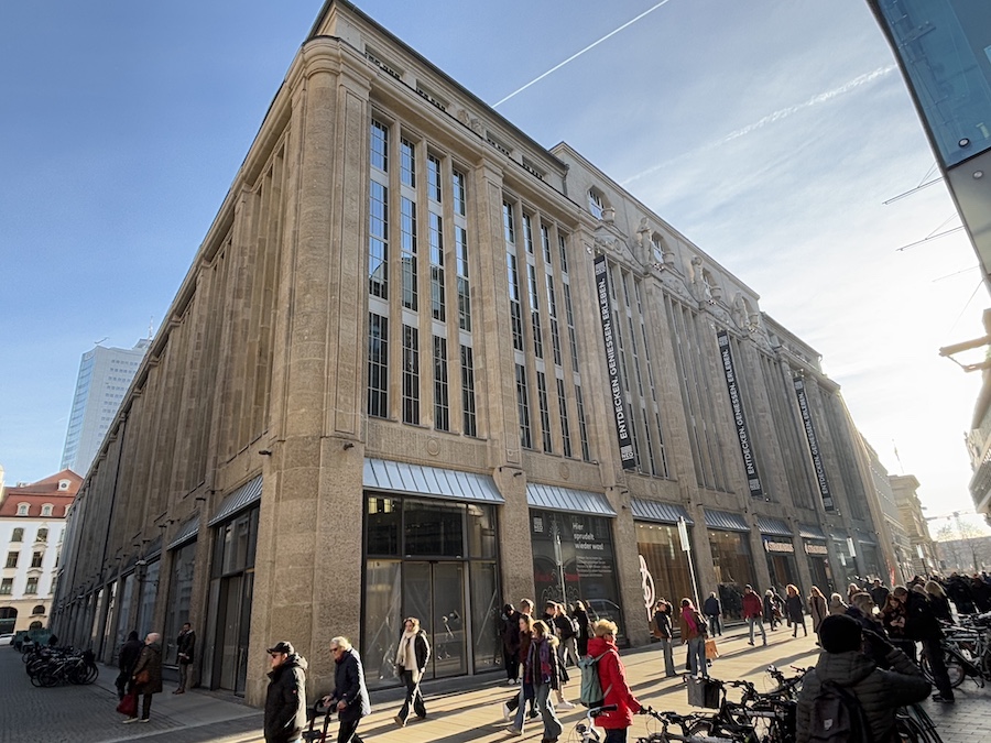 Historische Hausfassade des NEO bei Sonnenschein