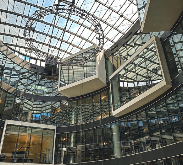 Blick nach oben gen Himmel im Atrium des NEO Gebäudes. 