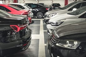 parken Parkende Autos im Parkhaus Neumarkt