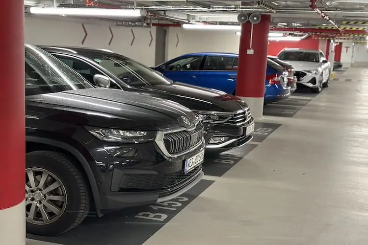 Parkende Autos im NEO Parkhaus Neumarkt