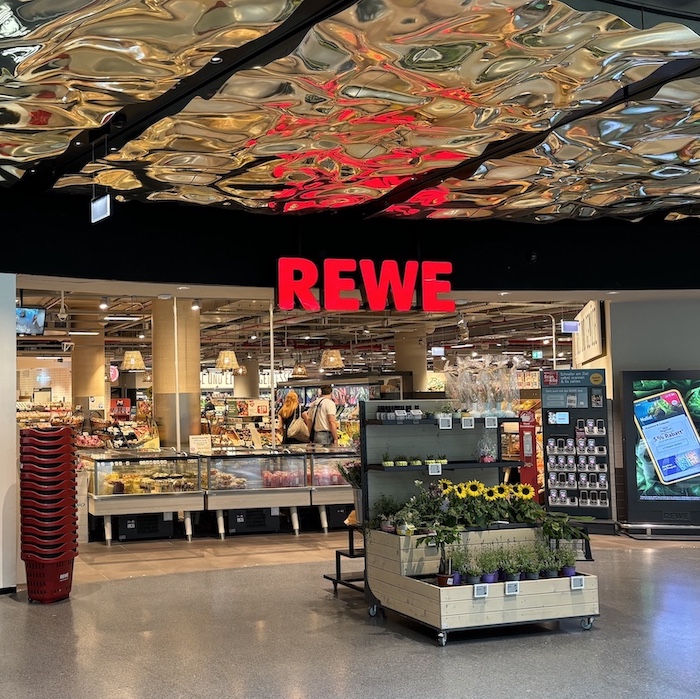REWE Eingang mit Golddecke