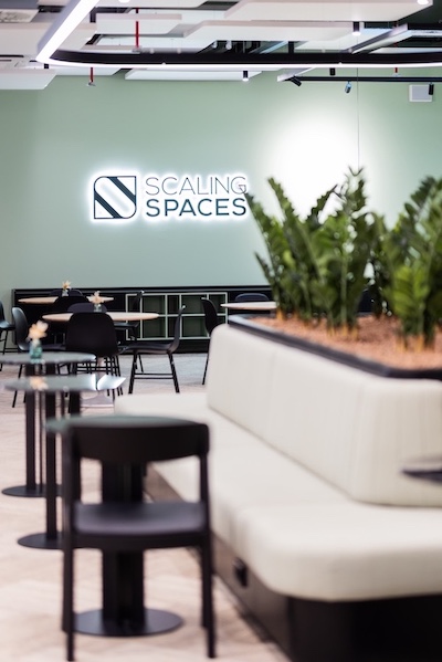 Blick in den Community-Bereich mit Pflanzen von Scaling Spaces im NEO