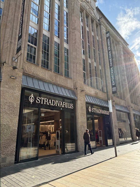 Mann läuft an der Shopfront des Stradivarius im NEO auf der Peterstraße vorbei. 