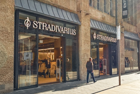 Mann läuft vor der Stradivarius Shopfront am NEO
